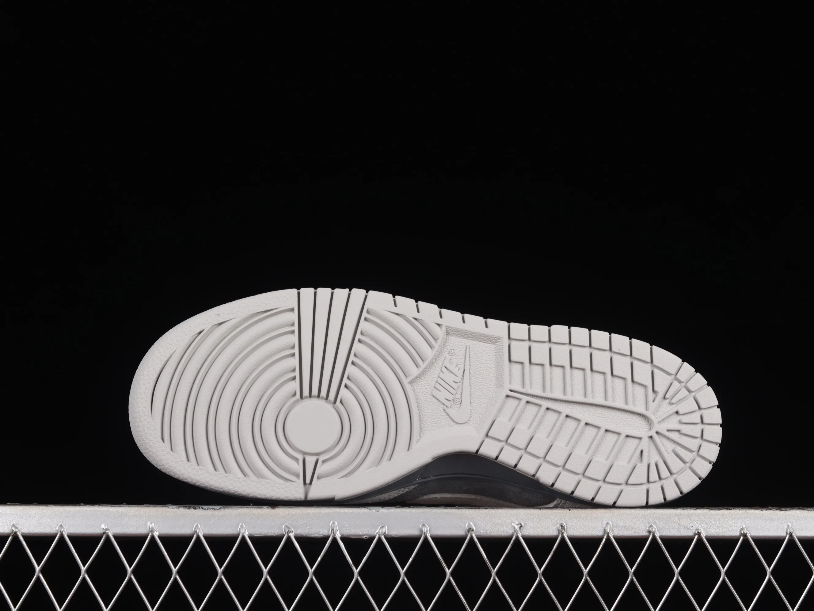 All Categories Nk SB Dunk Series Nk SB Dunk Low Low-top sneakers Otomo Katsuhiro x Nk SB Dunk Low "Steamboy OST" Creative customization collaboration Otomo Katsuhiro co-branded SB low-top sports and leisure sneakers DD3699-003